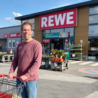 "Thilo fährt die Einkäufe auf dem Parkplatz zurück"