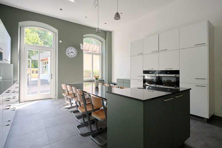 "Küche_Hinterausgang.jpg"