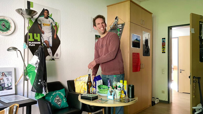 "Thilo packt zuhause die Einkäufe an einem Tisch die Einkäufe aus"