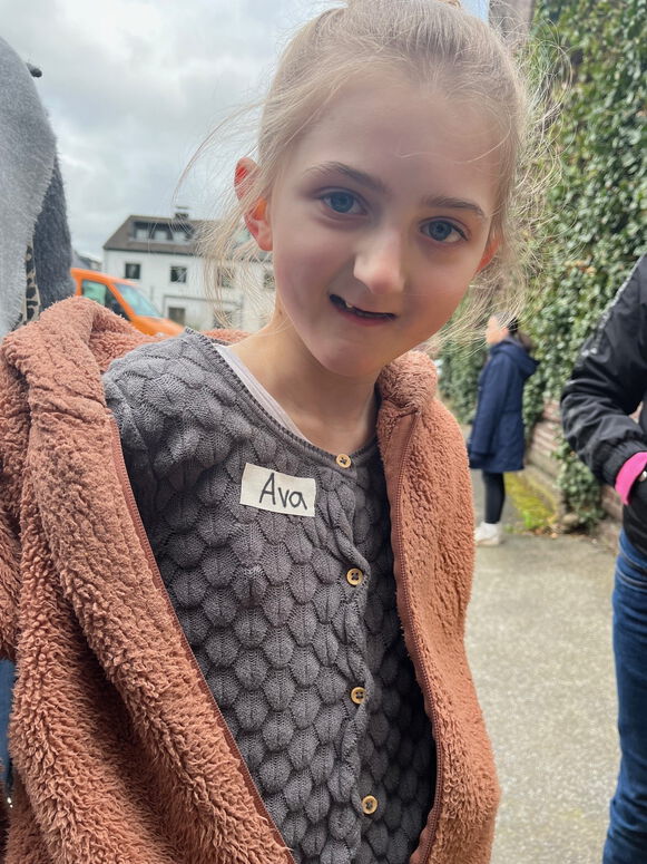 "Ava auf einem Weg. Sie schaut in die Kamera"