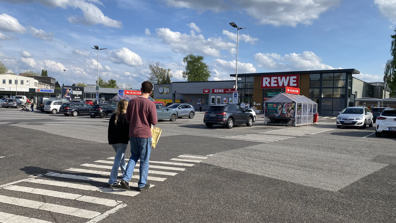 "Thilo auf dem Rewe-Parkplatz"