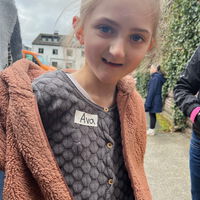 "Ava auf einem Weg. Sie schaut in die Kamera"