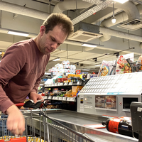 "Thilo beim Rewe an der Kasse"