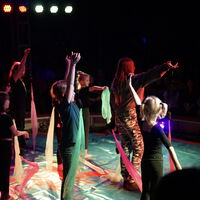 "Ava bei einer Zirkusaufführung mit Bändern"